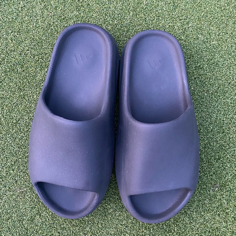 Yeezy Slides Onyx S8 Men’s (NO BOX) Slightly worn.
